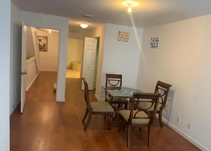 Bedroom Suite In Lauderdale Lakes Townhome